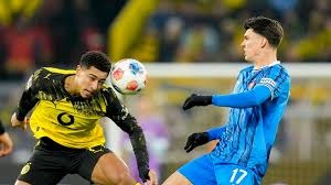 对裁判争议不满，罗马球迷打出标语“欧足联，尊重罗马”